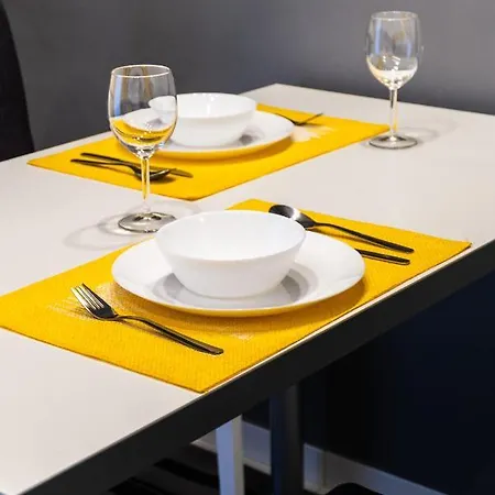 Black & Yellow Centrally Located ノヴィ・サド