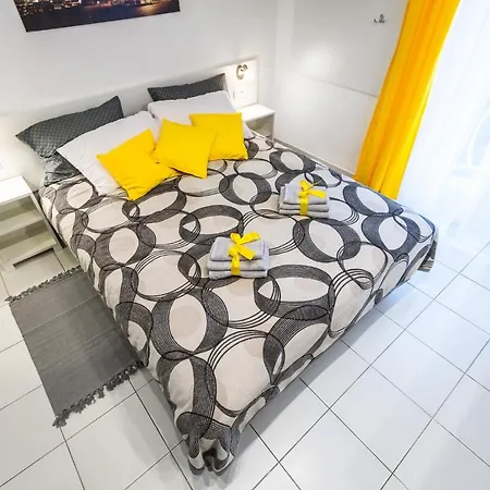 アパート Black & Yellow Centrally Located ノヴィ・サド