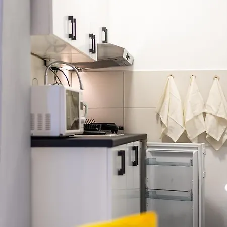 Black & Yellow Centrally Located アパート