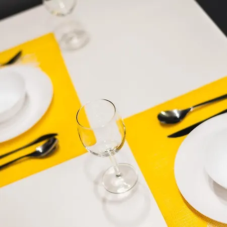 Black & Yellow Centrally Located アパート