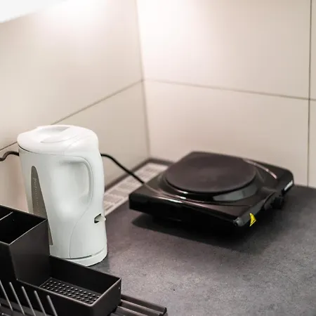 Black & Yellow Centrally Located ノヴィ・サド