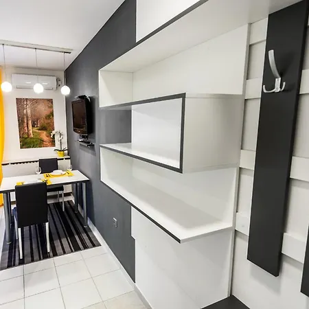 Black & Yellow Centrally Located アパート