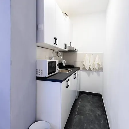 Black & Yellow Centrally Located ノヴィ・サド